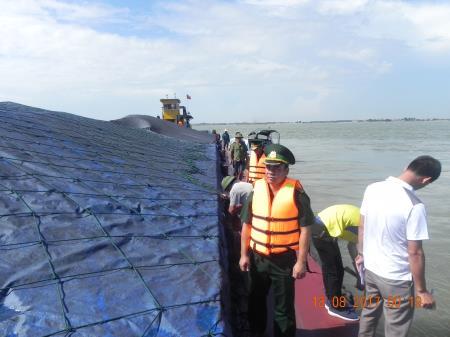 Bắt vụ vận chuyển trái phép 2.700 tấn than cám tại cửa sông Lạch Huyện