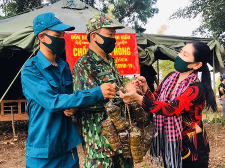 Tình cảm của hậu phương gửi ra tuyến đầu chống dịch