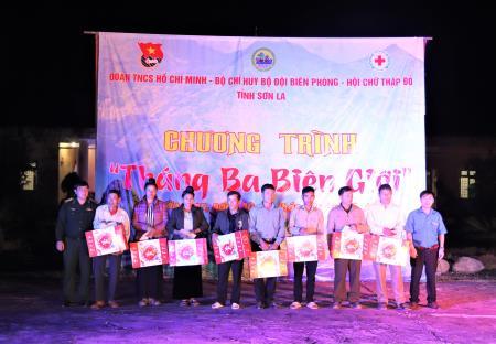 Giao lưu văn nghệ và tặng quà cho người dân xã biên giới Mường Lạn