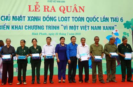 Tuổi trẻ cả nước trao tặng hơn 39.900 suất quà cho người có công với cách mạng