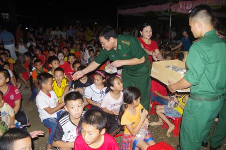 Trẻ em biên giới rộn ràng đón Tết Trung thu