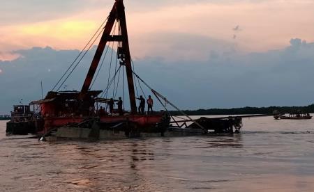 Bị vây bắt, "cát tặc" nhấn chìm ghe phi tang