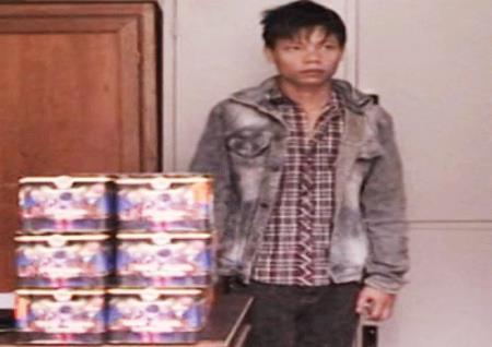 Bắt đối tượng vận chuyển hơn 32kg pháo từ Lào về Việt Nam
