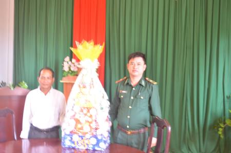 Đồn BP Ia O (Gia Lai) tặng quà tết cho người nghèo