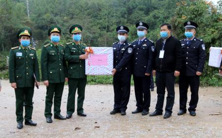 Nghĩa tình xuyên biên giới