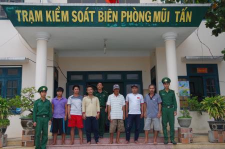 Tàu cá Bình Định đưa 6 ngư dân vào bờ an toàn