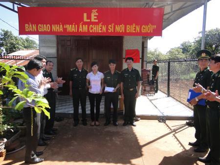 Tình yêu làm đất lạ hóa quê hương