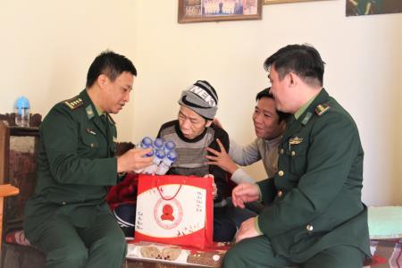 Lãnh đạo Cục Chính trị BĐBP thăm, tặng quà Anh hùng LLVT vũ trang nhân dân Hoàng Văn Khoáy