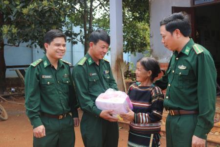 Chuyện ghè rượu cần và cây cơm lam