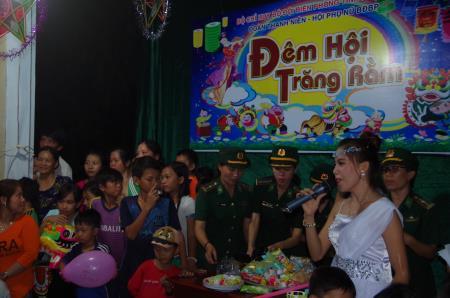 "Đêm hội Trăng rằm" đến với trẻ em nghèo Vũng La