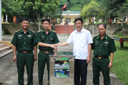 Tặng hệ thống lọc nước sạch cho Đồn BP A Mú Sung