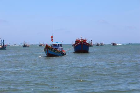 Đưa tàu cá bị nạn ở Trường Sa về đất liền