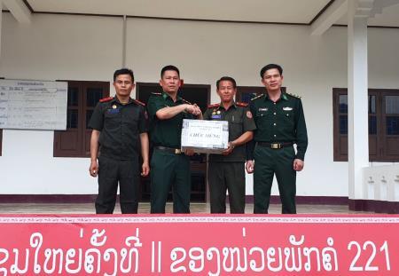Đồn Biên phòng cửa khẩu quốc tế Nậm Cắn chúc mừng Đại đội Biên phòng 221 nhân dịp Tết cổ truyền Bunpimay