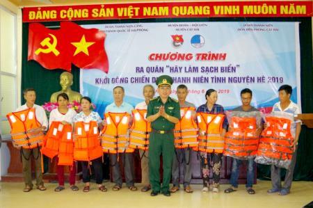 Gắn bó máu thịt với nhân dân vùng biển đảo