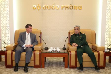 Thượng tướng Nguyễn Chí Vịnh tiếp Trợ lý Bộ trưởng Quốc phòng Hoa Kỳ