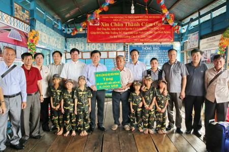 Trung tướng Hoàng Xuân Chiến thăm và tặng quà con em Việt kiều tại Campuchia