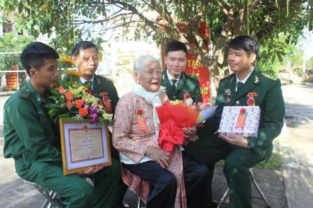 Chúng con luôn bên mẹ