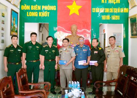 Các đơn vị tỉnh Svay Rieng, Prey Veng thăm, làm việc với BĐBP Long An