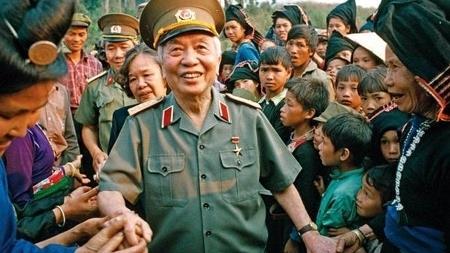 Đại tướng Võ Nguyên Giáp học tiếng dân tộc thiểu số