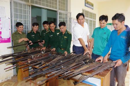 Đồn BP Đăk Nhoong vận động nhân dân tự nguyện giao nộp vũ khí tự chế