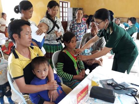 Khám bệnh và tuyên truyền pháp luật cho người dân xã biên giới Tân Xuân