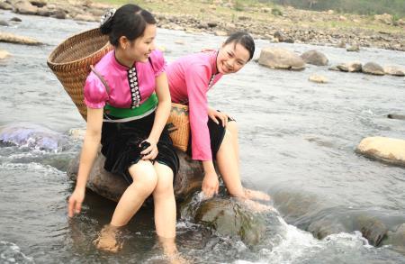 Về Mường Lò học cách làm đẹp của cô gái Thái