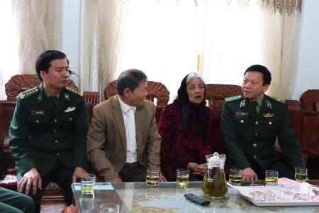 Bộ Tư lệnh BĐBP trao quà cho thân nhân hai cán bộ BĐBP Thanh Hóa hy sinh khi làm nhiệm vụ