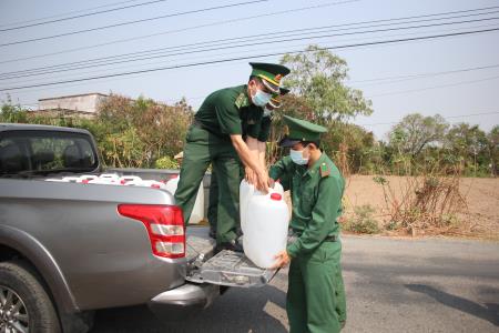 Dồn sức giúp dân chống hạn, mặn