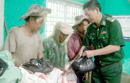Cùng đồng bào Rục vượt qua gian khó