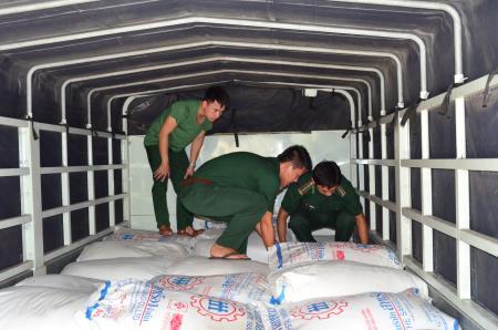 BĐBP An Giang bắt giữ vụ vận chuyển 5 tấn đường cát qua biên giới