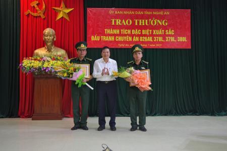 Trao thưởng các đơn vị đạt thành tích xuất sắc trong đấu tranh các chuyên án ma túy