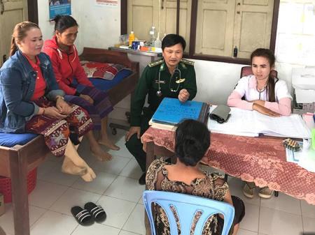 Khám, cấp thuốc miễn phí cho nhân dân nước bạn Lào