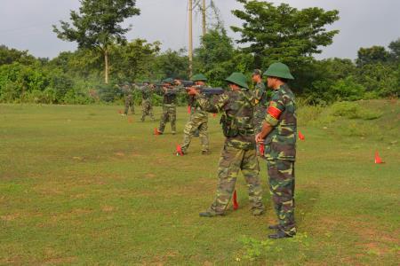 Kiểm tra bắn đạn thật cho quân nhân dự bị năm 2016