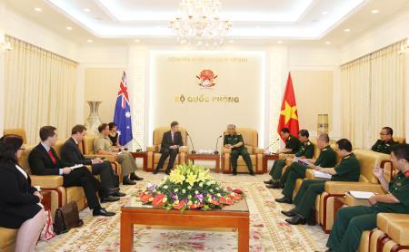 Thượng tướng Nguyễn Chí Vịnh tiếp Đoàn cán bộ Quốc phòng Australia