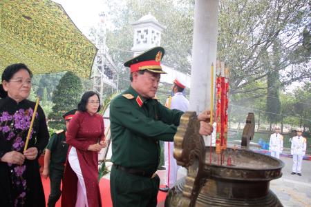 Thượng tướng Trần Đơn dâng hương tại Nghĩa trang liệt sĩ Tân Biên
