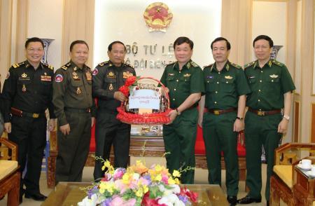 Bộ Tư lệnh Lục quân Campuchia thăm, chúc Tết Bộ Tư lệnh BĐBP Việt Nam