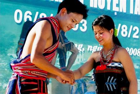 Lên Trường Sơn nghe trai gái Cơ Tu hát giao duyên