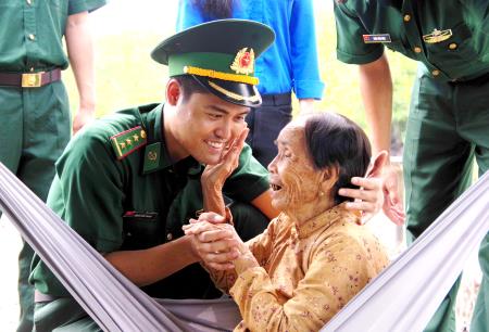 Đảng viên đồn Biên phòng gắn bó mật thiết với nhân dân