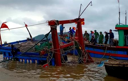 Một tàu đánh cá của ngư dân bị sóng biển đánh chìm