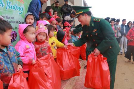 Chung tay hướng về đồng bào biên giới