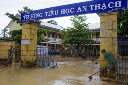 Phú Yên: Cần 1.100 tấn gạo cứu đói cho người dân vùng ngập lũ