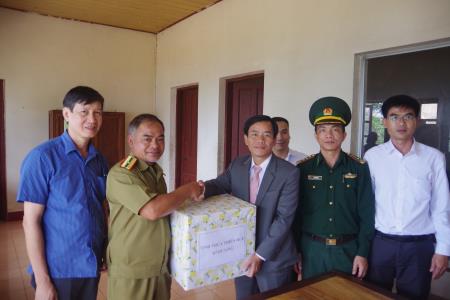 Lãnh đạo UBND tỉnh Thừa Thiên Huế thăm, chúc Tết Bunpimay các đơn vị lực lượng vũ trang Lào