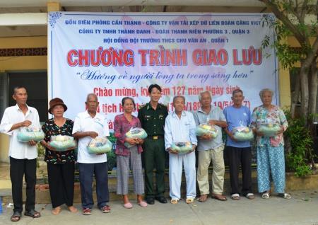 Tặng quà gia đình chính sách, người nghèo huyện Cần Giờ