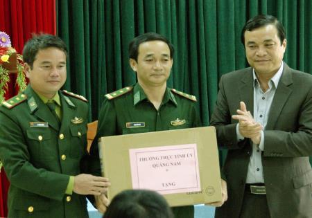 "Đưa Nghị quyết của Đảng đến với đồng bào, loại bỏ hủ tục lạc hậu"
