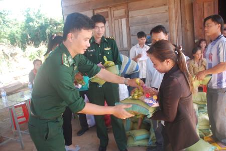 Đồn BP Sê San trao 80 suất quà cho các gia đình khó khăn