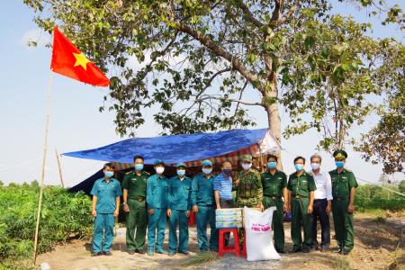 Tặng quà cho lực lượng phòng, chống dịch trên tuyến biên giới tỉnh Tây Ninh