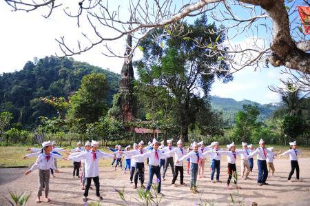 Cắm bản trồng người dưới chân tháp cổ Yên Hòa