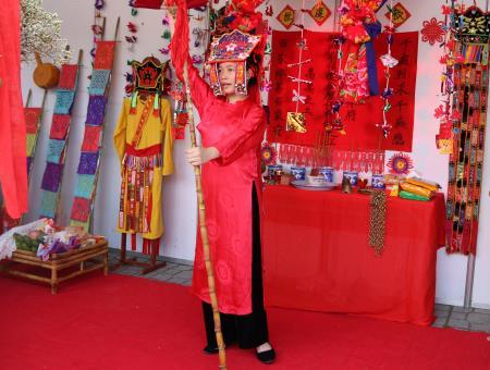 Nghệ nhân nhỏ tuổi đam mê điệu then cổ xứ Lạng