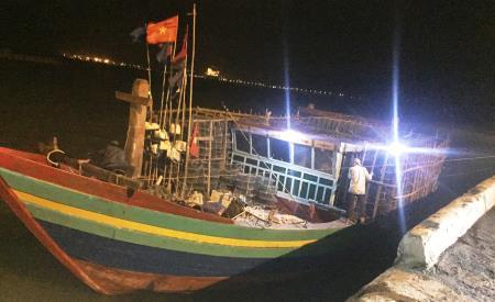 Cứu thành công 5 ngư dân gặp nạn trên biển