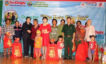 Tặng quà các đồn Biên phòng và đồng bào nghèo Bù Gia Mập